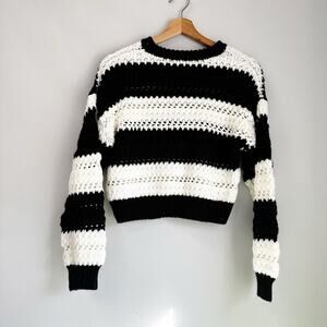 Forever 21 Cropped Black and White Knitted Sweater Size Small